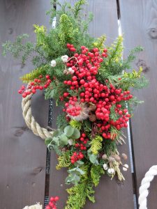 赤い実がたっぷり飾られた正月飾り