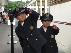 制服を着て記念撮影する兄弟