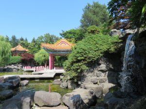 中国庭園の瀋芳園では流れ落ちる滝の音に涼を感じる