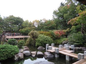 日本庭園の東屋から水舞台を望む