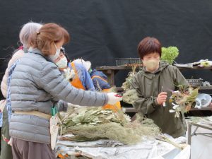 ボランティアさんに花材の使い方を指導する土井さん