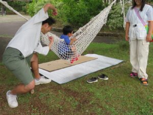 ハンモックで遊ぶ親子