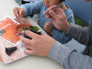 まめ盆栽制作中の親子