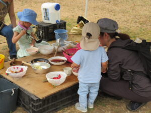 花水遊びをする子ども達