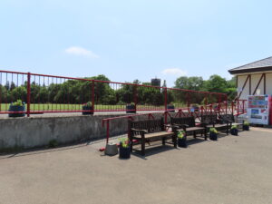 リリートレイン駅舎横のベンチ周りの様子