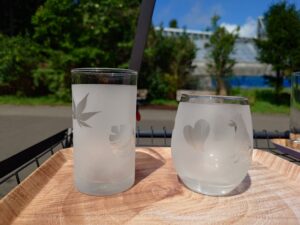 ハートや葉の模様が入ったグラス