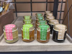 アカシヤやクローバーなどのはちみつ