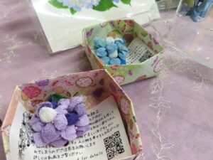 アジサイをかたどったつまみ細工
