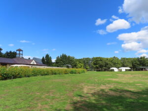 リリートレイン駅舎周辺の芝生広場