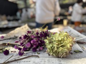 アジサイやセンニチコウなどの花材