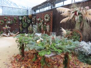 会場の中心には植物を使いディスプレイされている