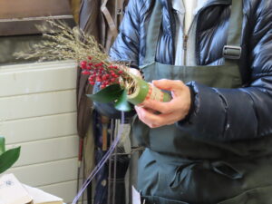 青竹にバラの実や稲穂、ツバキの葉もあしらえて作られた