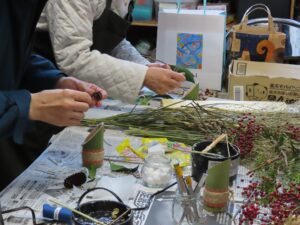 青竹にバラの実や稲穂、ツバキの葉もあしらえて作られた