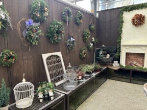 ガーデンショップのクリスマスリースやスワッグ