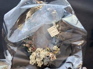 アンティークな鏡のような作品(椿)