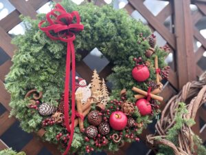 宮崎さんのスノーマンがついたリース