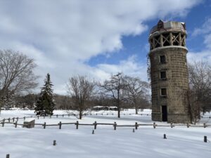 芝生広場にも一面の雪が広がる