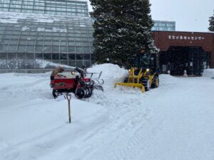 センター前では会場の設営も始まった