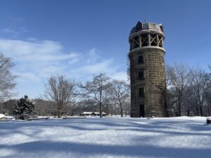 芝生広場のサイロと雪景色 