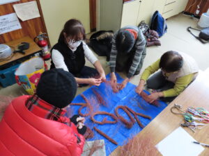 コキアの茎部分で百合が原のアルファベット作り