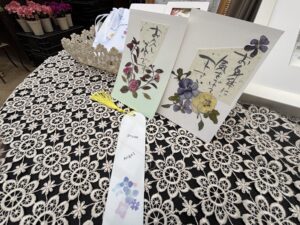 押し花を使ったハガキづくり（見本）
