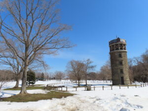 雪どけ進むサイロ周辺