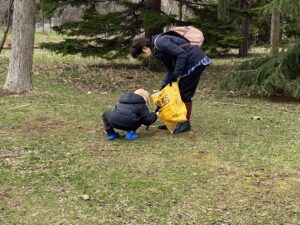 ゴミ回収の活動に参加している家族