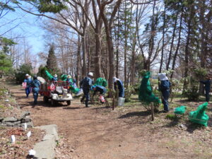 普通作業員さんたちによふ冬囲い外し