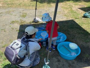 水遊びをする子ども