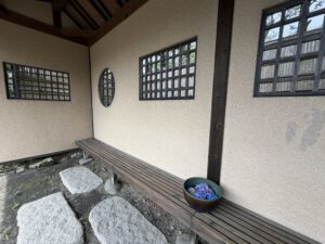 腰掛待合にもアジサイの手水鉢