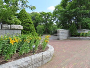 公園正門では黄色いユリの開花