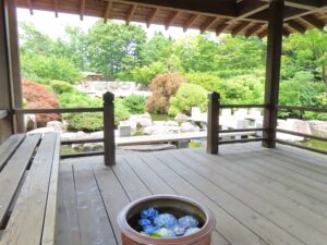 東屋にも手水鉢