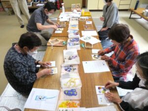 好きな押し花を配置しながら制作を進める参加者のみなさん
