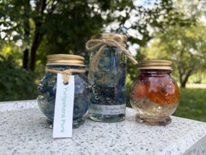 庭園前で開催するワークショップ(ハーバリウム)