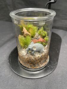 コケや石、ゾウのフィギュアなども使って仕上げた作品