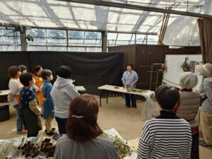 講師の土井さんがボランティアの皆さんに説明