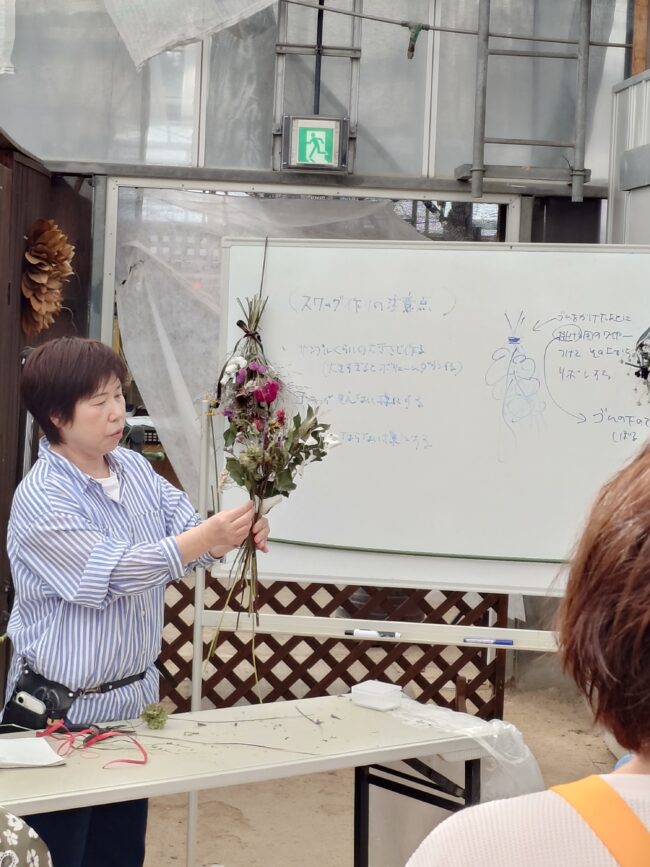 クリスマス雑貨づくりにボランティアさんの力も借りてます(2026年10月22日)