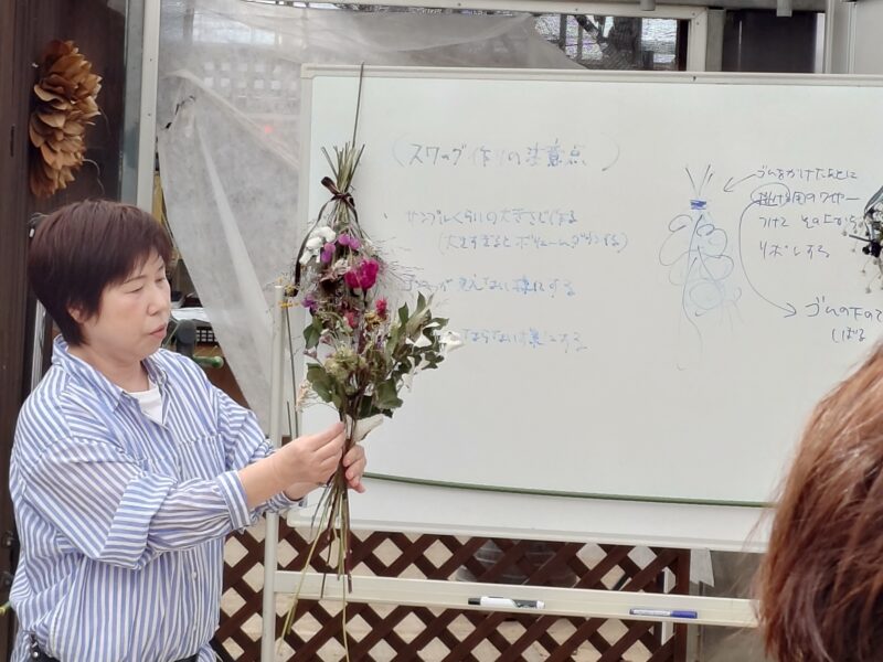 クリスマス雑貨づくりにボランティアさんの力も借りてます(2026年10月22日)